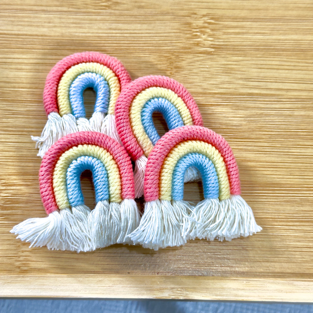 Accessoires pour fête de bébé (macramé arc-en-ciel).