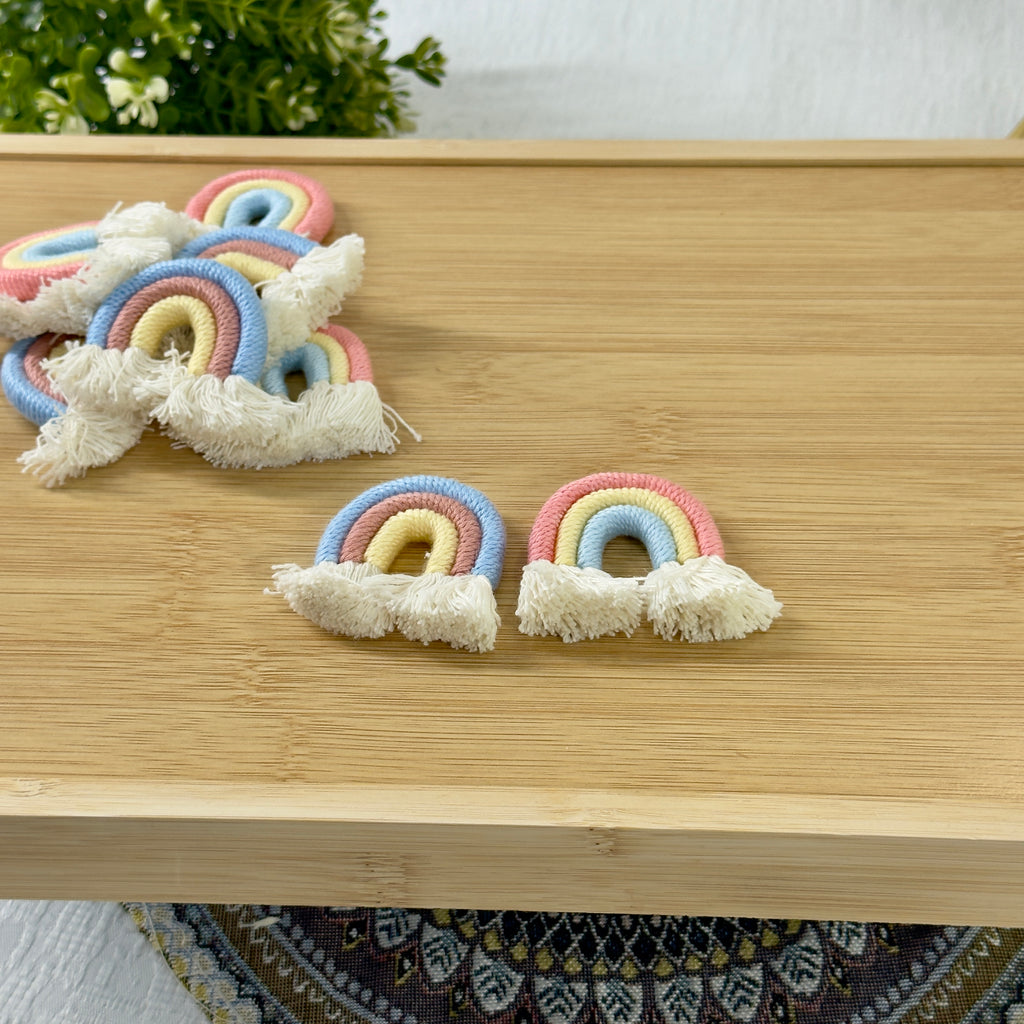 Accessoires pour fête de bébé (macramé arc-en-ciel).