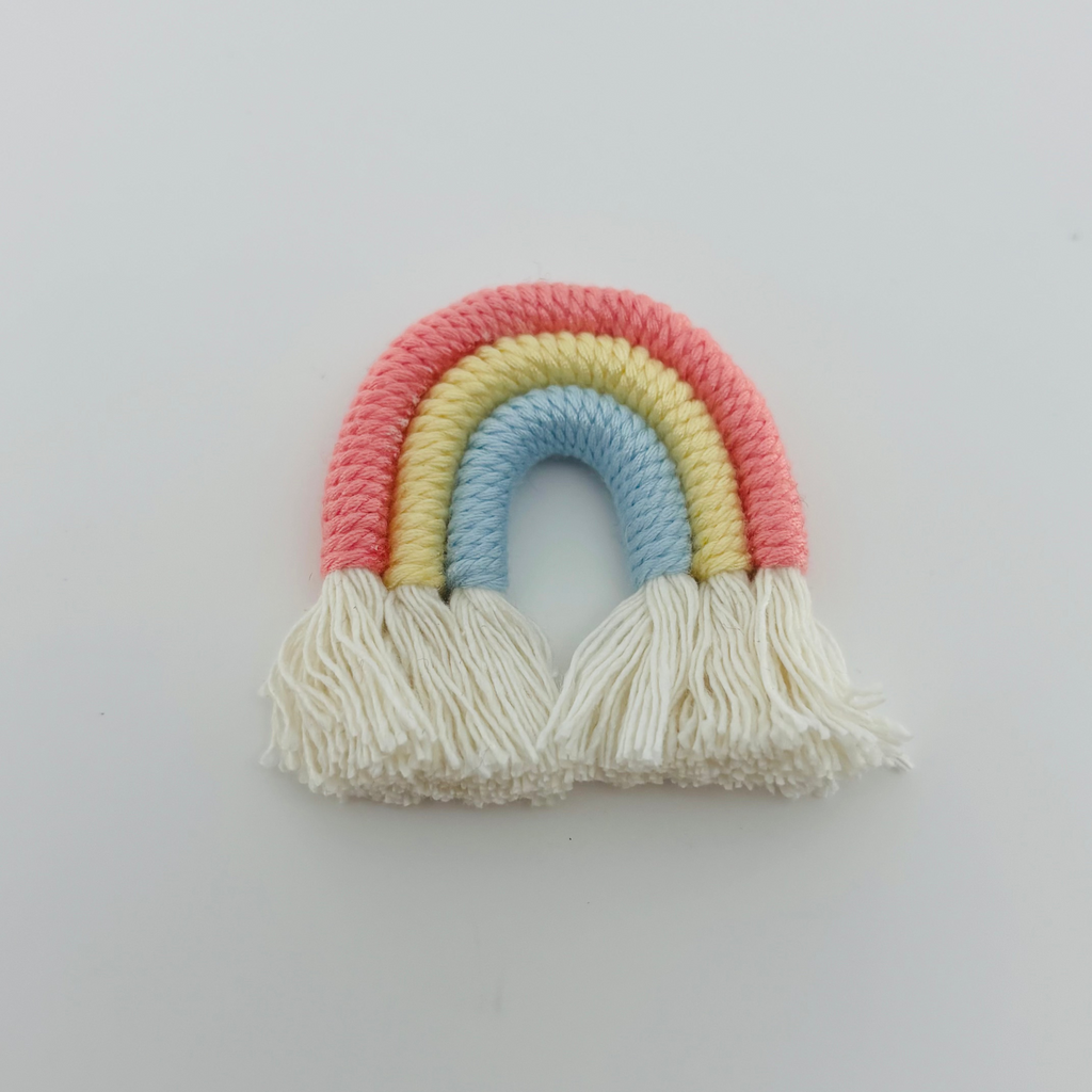Accessoires pour fête de bébé (macramé arc-en-ciel).