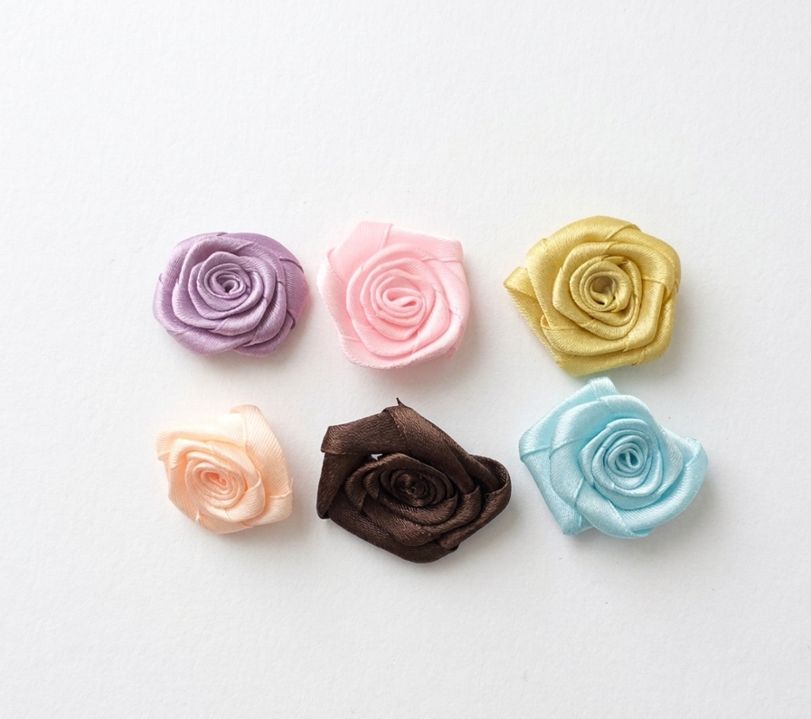 Mini fleur en ruban.