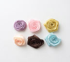 Mini fleur en ruban.